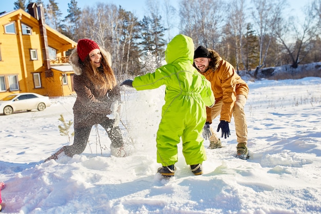 Familienschneeballschlacht