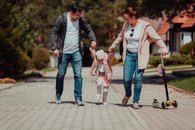 Familienspaß im Park. Glückliche Familie, die Zeit im Park verbringt und mit ihrer Tochter spielt.