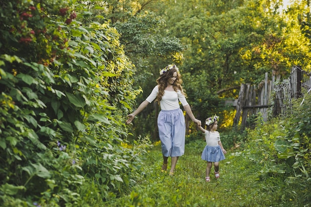 Familienspaziergang mit den Kindern im Sommergarten 4786