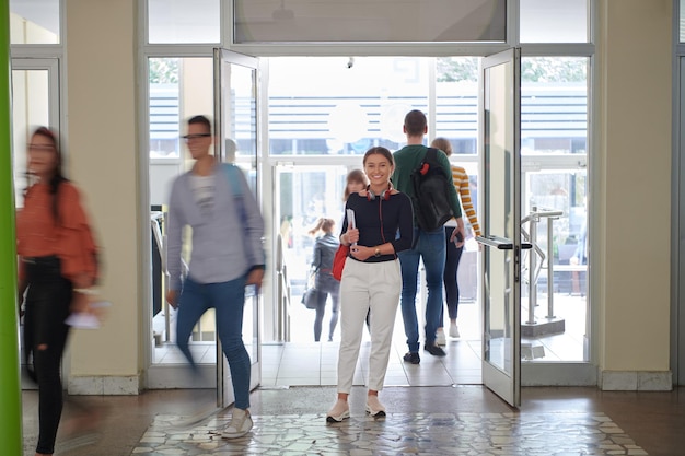 Familienstudent mit moderner Technologie in der Schule