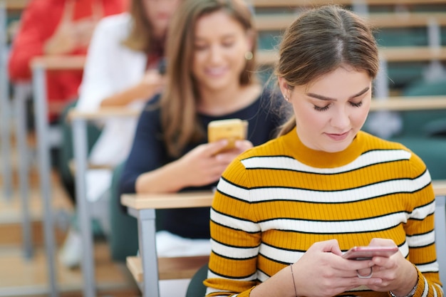 Familienstudenten benutzen Smartphones im Klassenzimmer