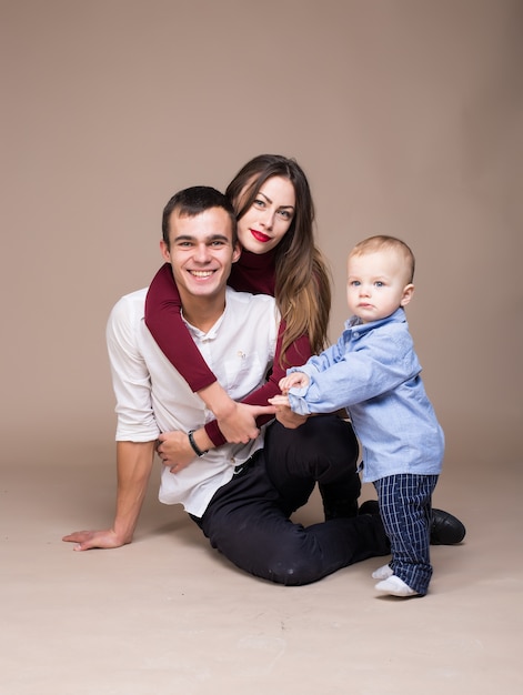 Familienstudio Fotografie. Warmer Hintergrund