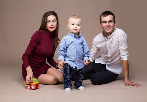 Familienstudio Fotografie. Warmer Hintergrund