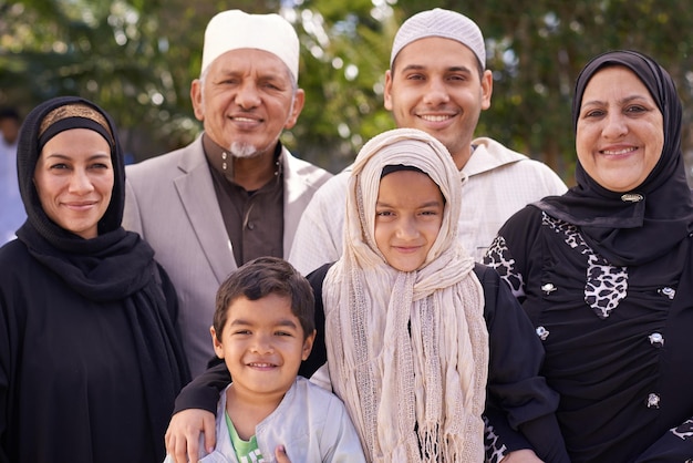 Foto familientag eine muslimische familie genießt einen tag im freien