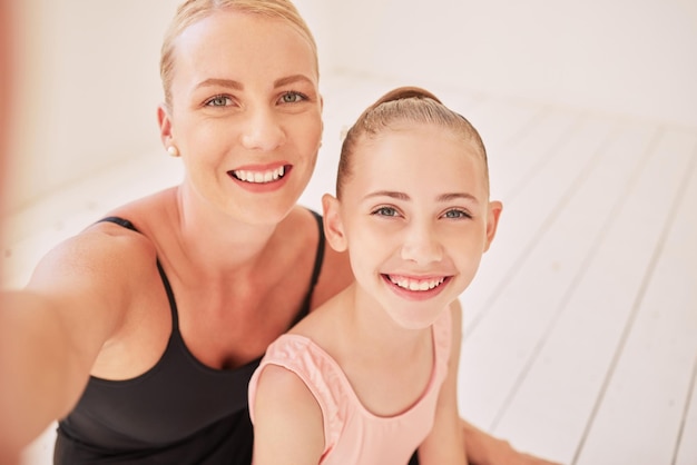 Familientanz und Ballett mit einer Mutter und ihrer kleinen Tochter, die in einem Tanzstudio für die darstellenden Künste ein Selfie machen Porträt einer Kinderballerina und ihrer Eltern, die für einen Vortrag oder eine Show trainieren