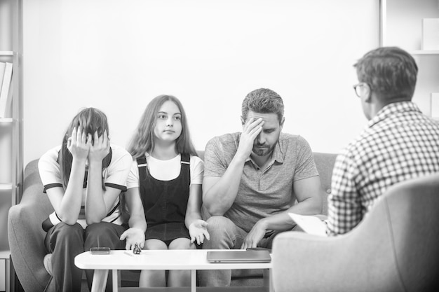 Familientherapie-Eltern mit Kind sprechen mit Mutter, Vater und Tochter der Sozialarbeiterin