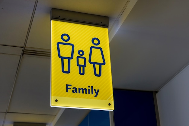 Familientoilette WC-Symbol quadratisches weißes Schild auf Toilette mit Flughafen