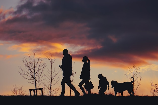 Familientrekking auf dem Berg mit Sonnenuntergang, Bilbao, Spanien