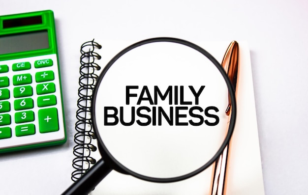 Familienunternehmenstext auf dem Notizblock neben dem Taschenrechner Entwicklung der finanziellen Angelegenheiten des Familienunternehmens in der Familie