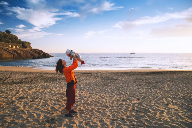 Familienurlaub auf Teneriffa Spanien Europa Mutter und Baby im Freien am Meer