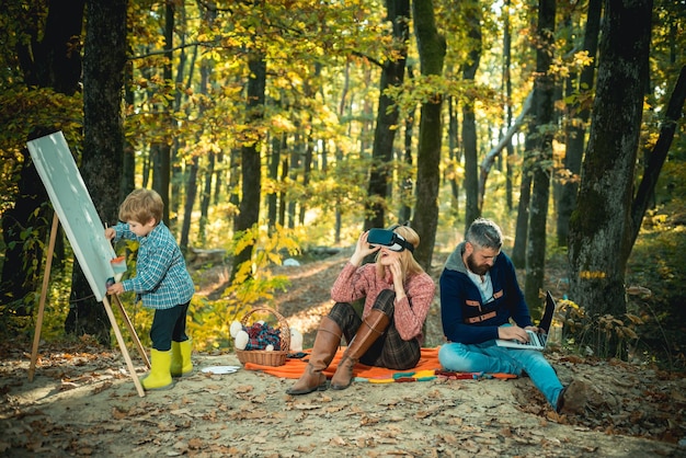 Familienurlaub im herbstlichen goldenen Wald Verschiedene Arten von Aktivitäten, mit denen Vater sein Geschäft verrichtet