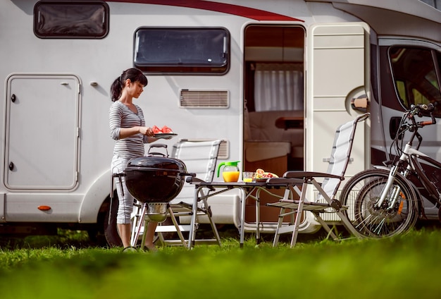 Familienurlaub Reise RV, Urlaubsreise im Wohnmobil, Wohnwagen Urlaub. Picknick mit Außengrill.