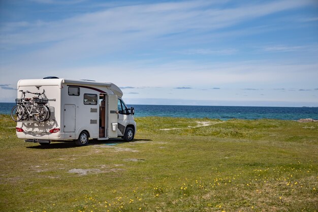 Familienurlaub Reise RV, Urlaubsreise im Wohnmobil, Wohnwagen Urlaub. Schöne Natur Norwegen Naturlandschaft.