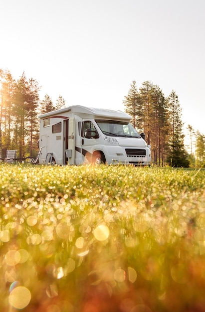 Familienurlaub Reise Wohnmobil, Urlaubsreise im Wohnmobil, Wohnwagen Urlaub. Schöne Natur Norwegen Naturlandschaft.