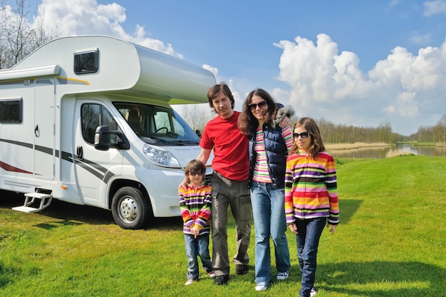 Familienurlaub, Wohnmobilreisen mit Kindern, glückliche Eltern mit Kindern haben Spaß auf der Urlaubsreise im Wohnmobil