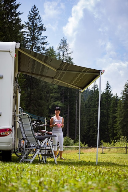 Familienurlaubsreise, Urlaubsreise im Wohnmobil, Caravan Car Vacation VR. Schöne Natur Italien Naturlandschaft Alpen.