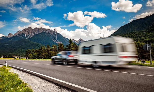 Familienurlaubsreise, Urlaubsreise im Wohnmobil, Wohnwagenurlaub. Schöne Natur Italien Naturlandschaft Alpen.