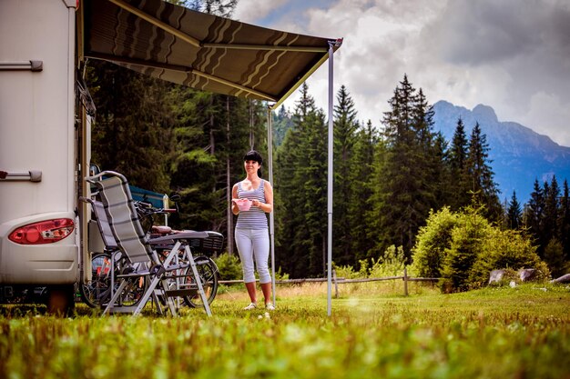 Familienurlaubsreise, Urlaubsreise im Wohnmobil, Wohnwagenurlaub. Schöne Natur Italien Naturlandschaft Alpen.