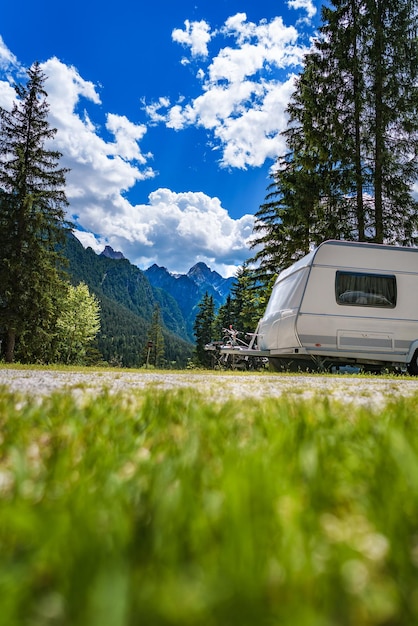 Familienurlaubsreisen, Urlaubsreise im Wohnmobil, Caravan-Autourlaub. Schöne Natur Italien Naturlandschaft Alpen.