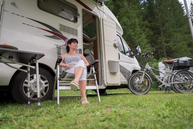 Familienurlaubsreisen, Urlaubsreisen im Wohnmobil, Caravan Car Vacation VR. Schöne Natur Italien Naturlandschaft Alpen.