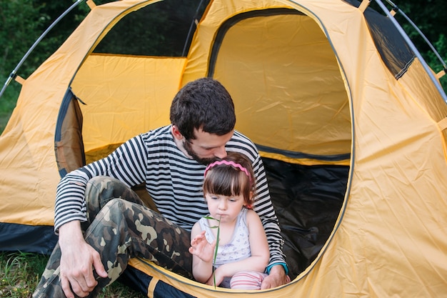 Familienvater und Tochter ruhen im Zelt