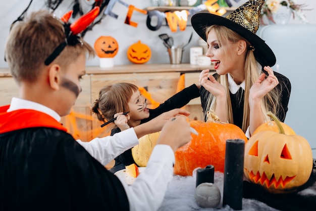 Familienvorbereitungen für den Feiertag Halloween und haben eine lustige Zeit. Helloween