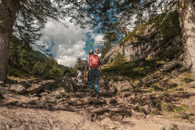 Familienwandern im Berg im Sommer