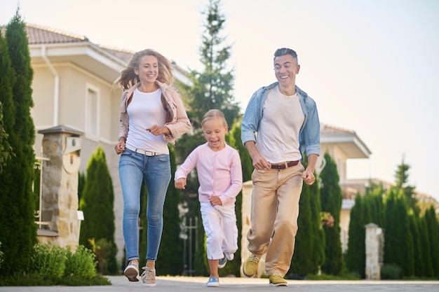 Familienwanderung. Junge Familie, die spazieren geht und genießt