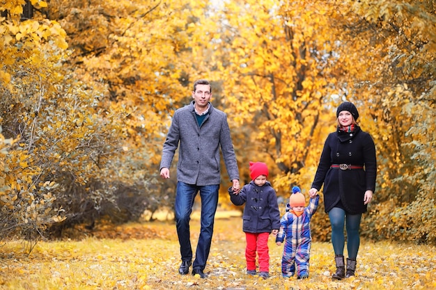 Familienwanderung mit Kindern im Herbstpark am Nachmittag