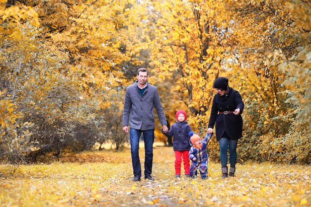 Familienwanderung mit Kindern im Herbstpark am Nachmittag