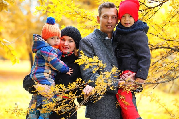 Familienwanderung mit Kindern im Herbstpark am Nachmittag