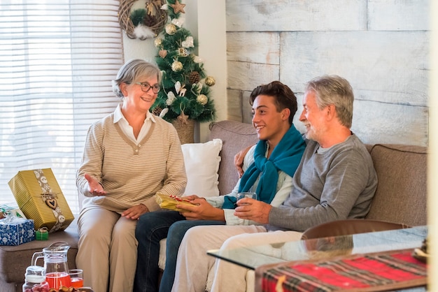 Familienweihnachtsfeier mit Großvätern und Enkel zu Hause