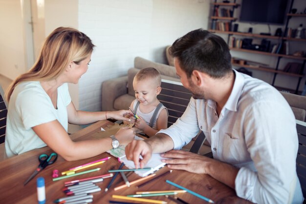 Familienzeichnung zu Hause