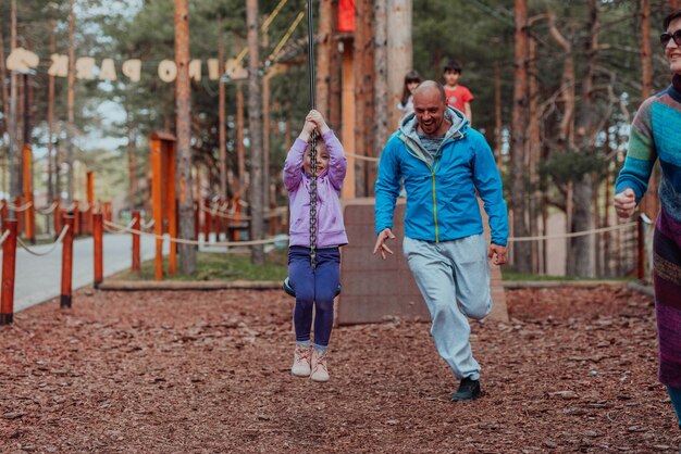 Familienzeit im Park. Vater hat Spaß mit seiner Tochter im Park, spielt lustige Spiele und verbringt Zeit miteinander.