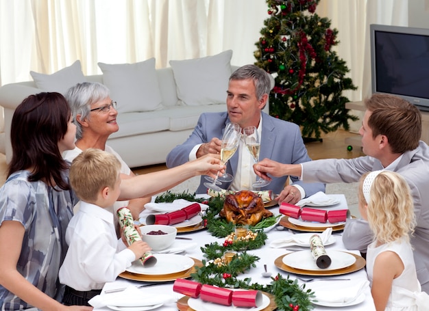 Family tusting em um jantar de Natal com champanhe