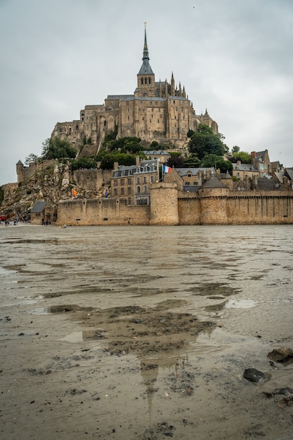 La famosa Abadía de Mont Saint-Michel se refleja en el agua durante la marea baja, región de Normandía, Francia