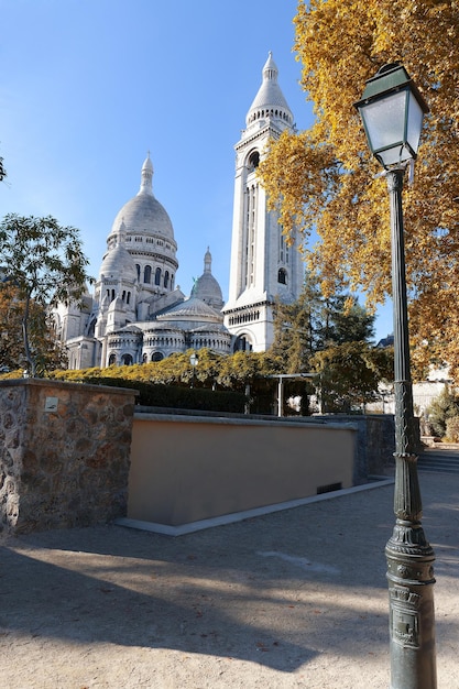 La famosa basílica Sacre Coeur con árboles otoñales París Francia