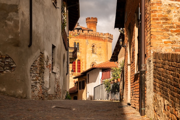 Famosa bela vila Barolo na zona de Piemonte, Langhe, Itália. Barolo é o nome de um famoso vinho tinto italiano produzido nesta parte da Itália