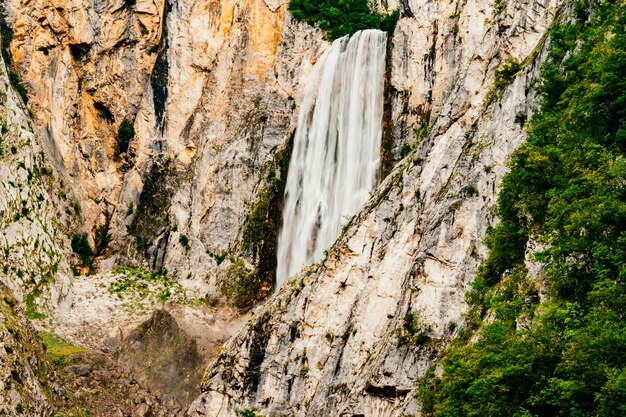 Famosa cachoeira eslovena Boka nos Alpes Julianos no Parque Nacional Triglav Um dos mais altos da Eslovênia Slap Boka