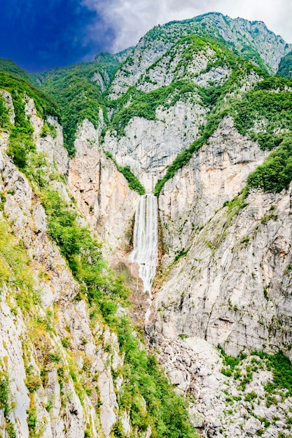 Famosa cachoeira eslovena Boka nos Alpes Julianos no Parque Nacional Triglav Um dos mais altos da Eslovênia Slap Boka