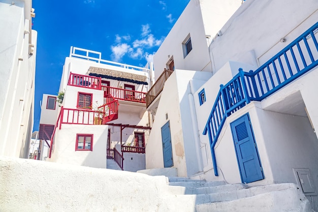 Famosa calle estrecha del casco antiguo con casas blancas en la isla de Mykonos Grecia