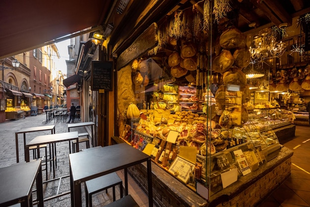 Famosa calle gastronómica con tiendas de comida en bolonia italia