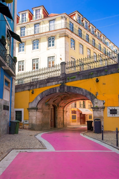 La famosa calle rosa en Lisboa, Portugal.