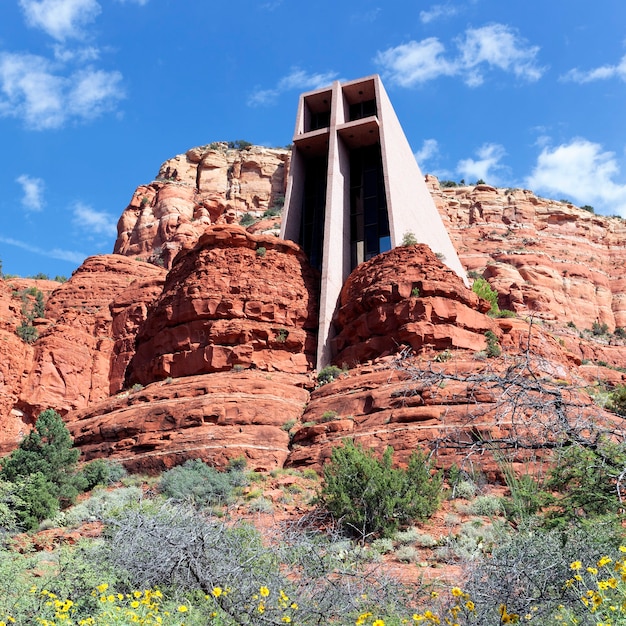 Famosa capela da Santa Cruz situada entre rochas vermelhas em Sedona, Arizona