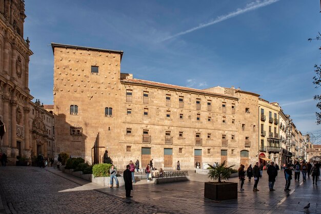 Famosa Casa de las Conchas con la Iglesia de La Clerecia en Salamanca