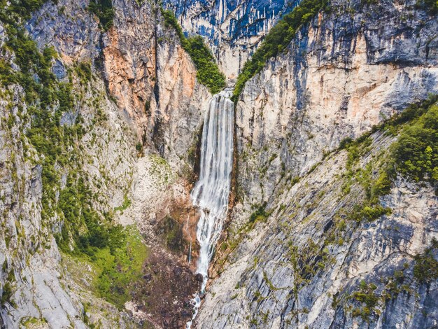 Famosa cascada eslovena Boka en los Alpes Julianos en el Parque Nacional de Triglav Una de las más altas de Eslovenia Slap Boka