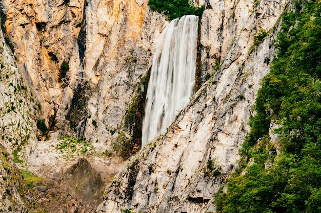 Famosa cascada eslovena Boka en los Alpes Julianos en el Parque Nacional de Triglav Una de las más altas de Eslovenia Slap Boka