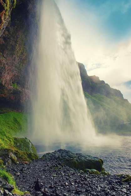 Famosa cascada Seljalandsfoss en Islandia aventura viajes al aire libre fondo de verano islandés