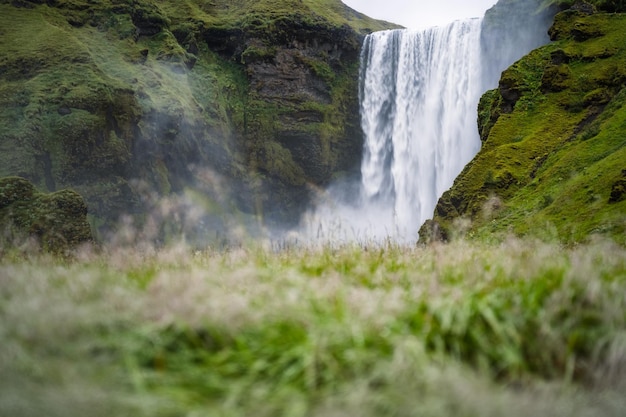 La famosa cascada Skogarfoss en el sur de Islandia