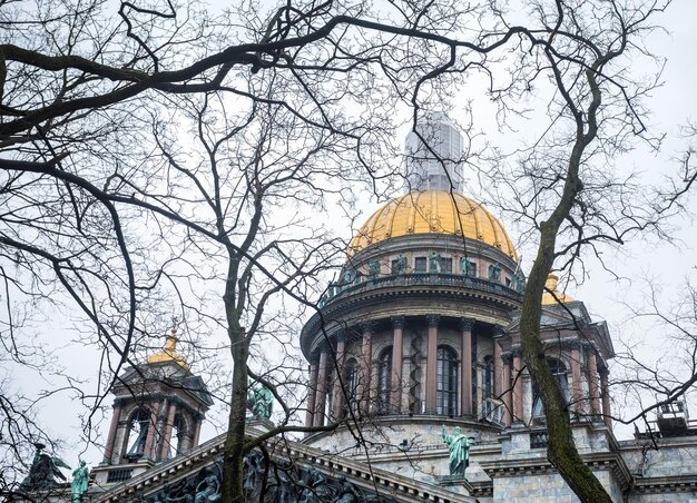 La famosa Catedral de Isaac en San Petersburgo